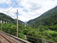 Bahn- und Autotrasse schwingen sich gemeinsam in die Höhe.