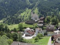 Die Kirche von Wassen sieht man vom Zug dreimal. Mal schaut man links, mal rechts aus dem Fenster. 