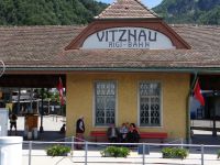 Vitznau ist eine tolle Station, vorne legt der Dampfer an, ein paar Schritte weiter fährt die Rigibahn. 