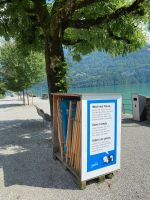 An der Seepromenade im Sonnenschein