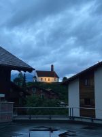 Frieden und Ruhe vor dem Hotel