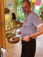 Marcello, unser herzlicher Wirt, immer mit Nachschlag für alle!