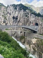 Schöllenenschlucht mit 2. und 3. Teufelsbrücke, Fundamente der 1. in der Mitte