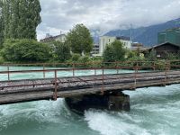 Wasser mit nicht mehr passierbarer alter Brücke