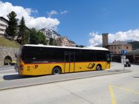 Postauto am Bahnhof St. Moritz, Schweiz