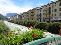 Brücke über die Adda mit Altstadt, Tirano, Italien
