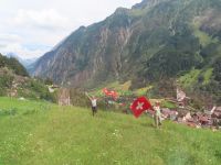 370 Fahrt mit dem Gotthard Panorama Express von Flüelen nach Bellizona - die Fahnenschwinger begrüßen den Zug