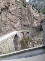 453 Fahrt durch die Schöllenenschlucht - Stopp an der Teufelsbrücke