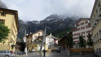 225 Leukerbad - Dorfplatz Blick zur Gemmi