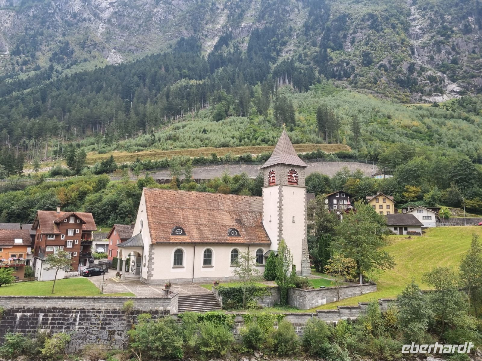 Fahrt mit dem Gotthard Panorama Express von Flüelen nach Bellinzona... (Kirche Gurtnellen Wiler)