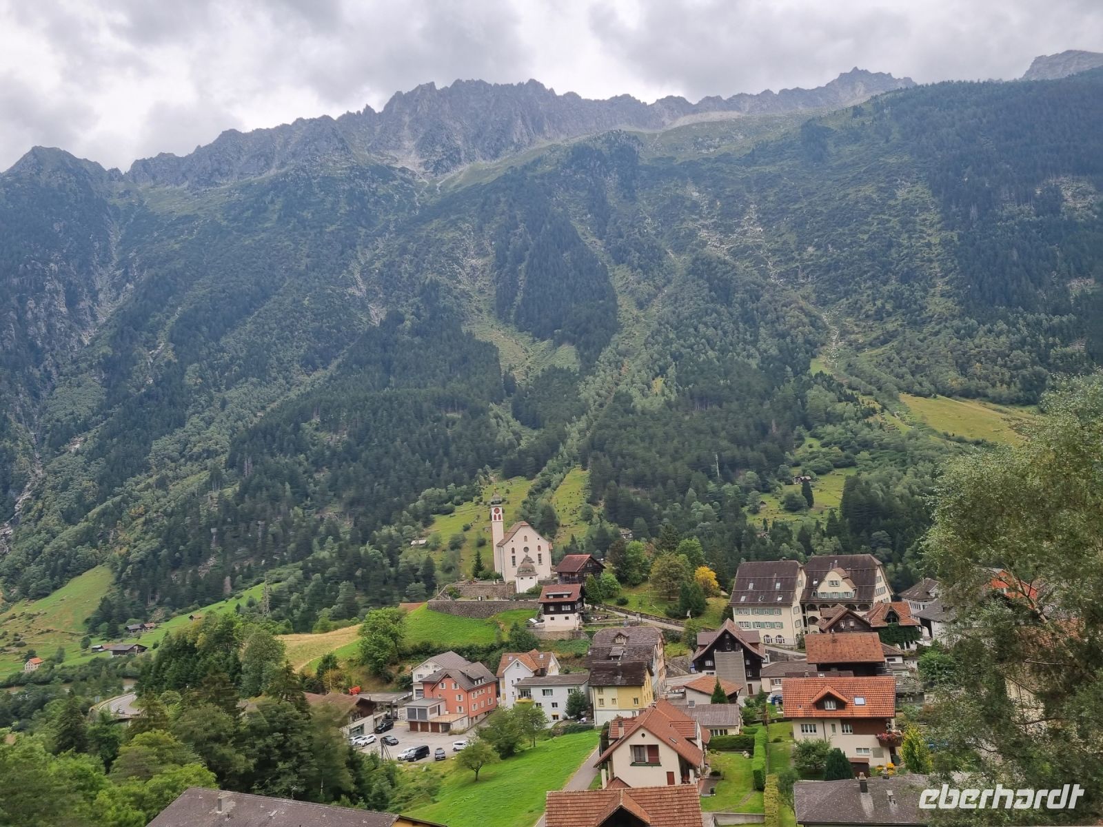 Fahrt mit dem Gotthard Panorama Express von Flüelen nach Bellinzona... (Kirche von Wassen)