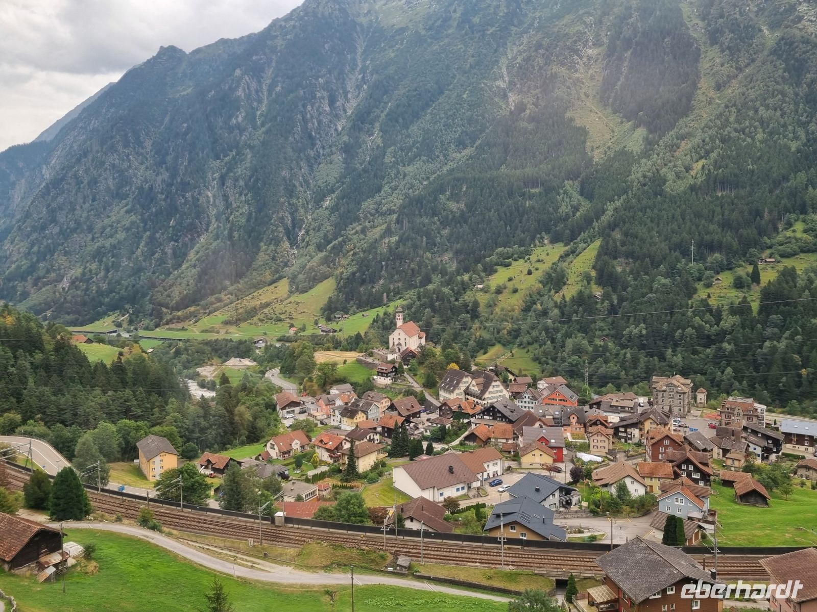 Fahrt mit dem Gotthard Panorama Express von Flüelen nach Bellinzona... (Kirche von Wassen)