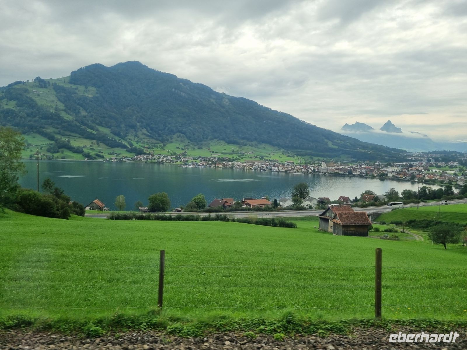 Fahrt mit dem Voralpen-Express von St. Gallen nach Luzern... (Zugersee)