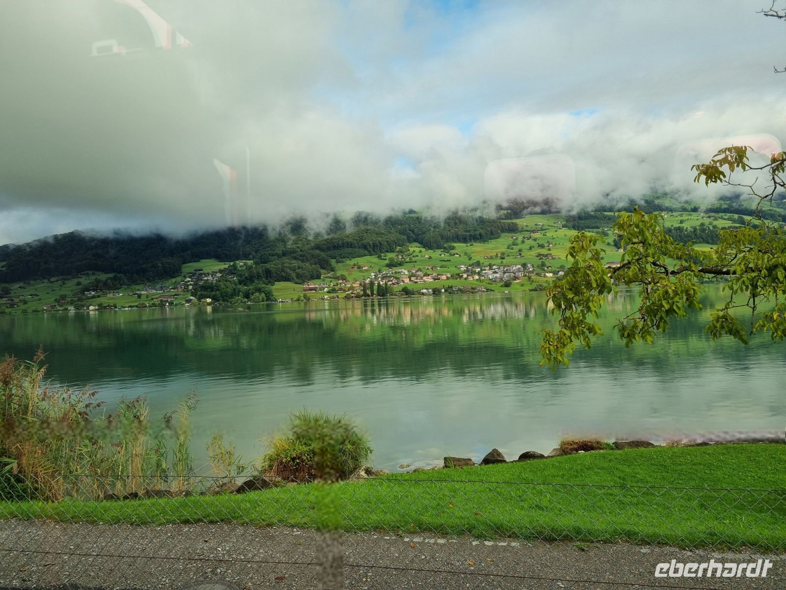 Fahrt mit dem Luzern–Interlaken Express... (Sarnersee)