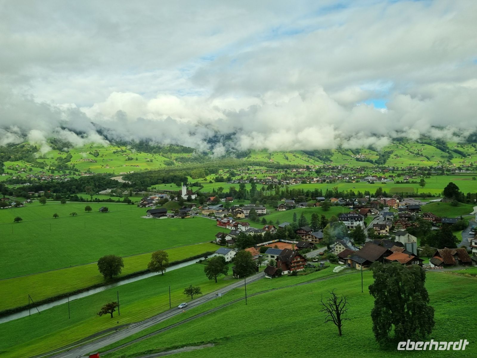 Fahrt mit dem Luzern–Interlaken Express... (Giswil)