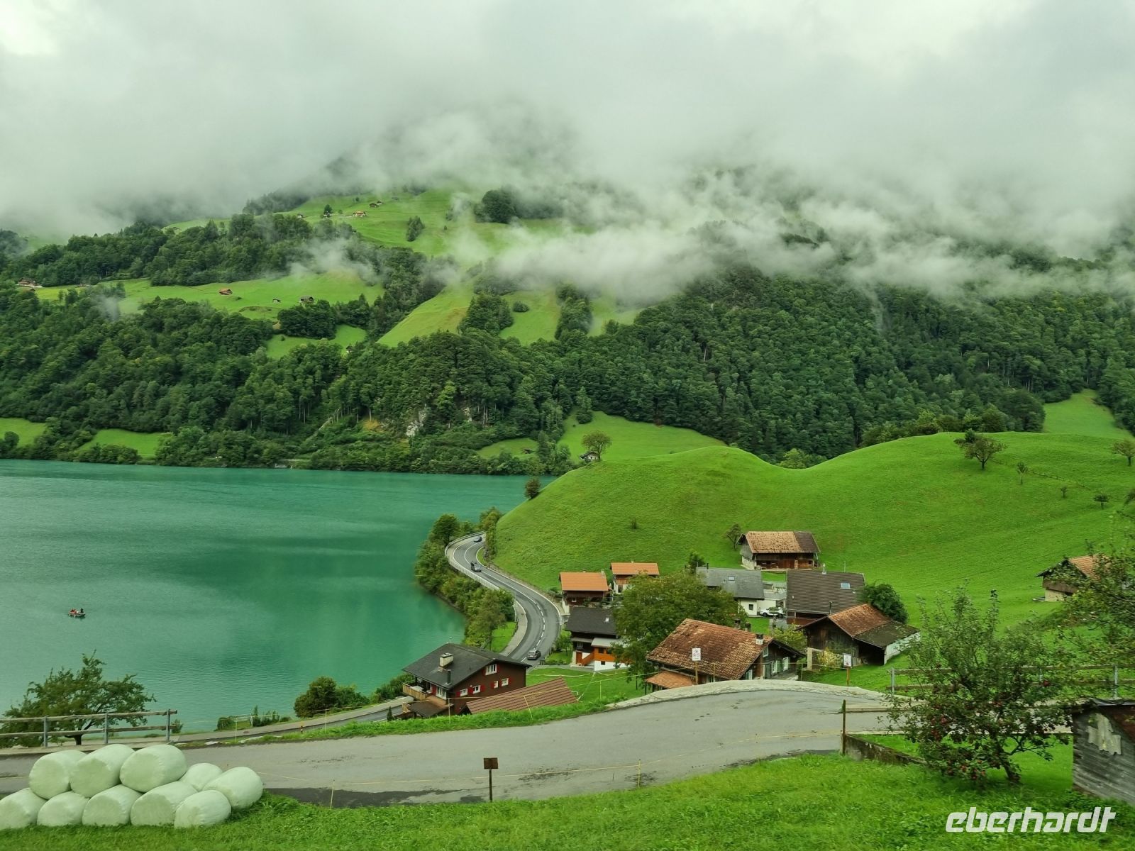 Fahrt mit dem Luzern–Interlaken Express... (Lungernsee)