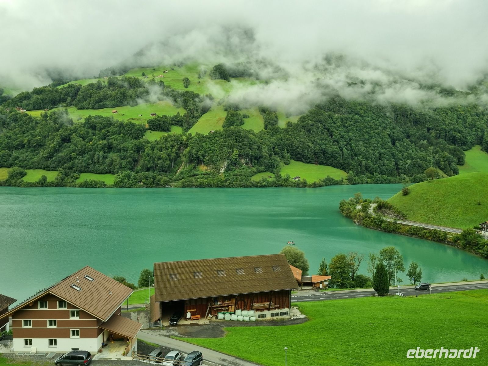 Fahrt mit dem Luzern–Interlaken Express... (Lungernsee)