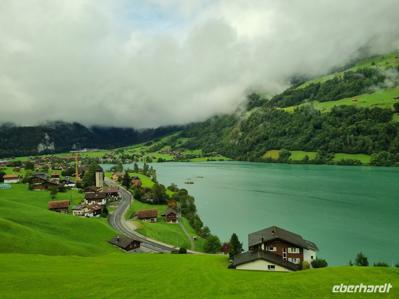 Fahrt mit dem Luzern–Interlaken Express... (Lungernsee)