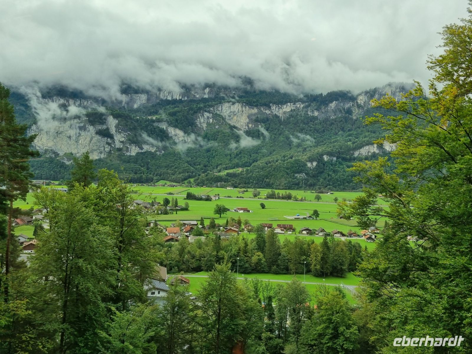 Fahrt mit dem Luzern–Interlaken Express... (Blick ins Haslital)