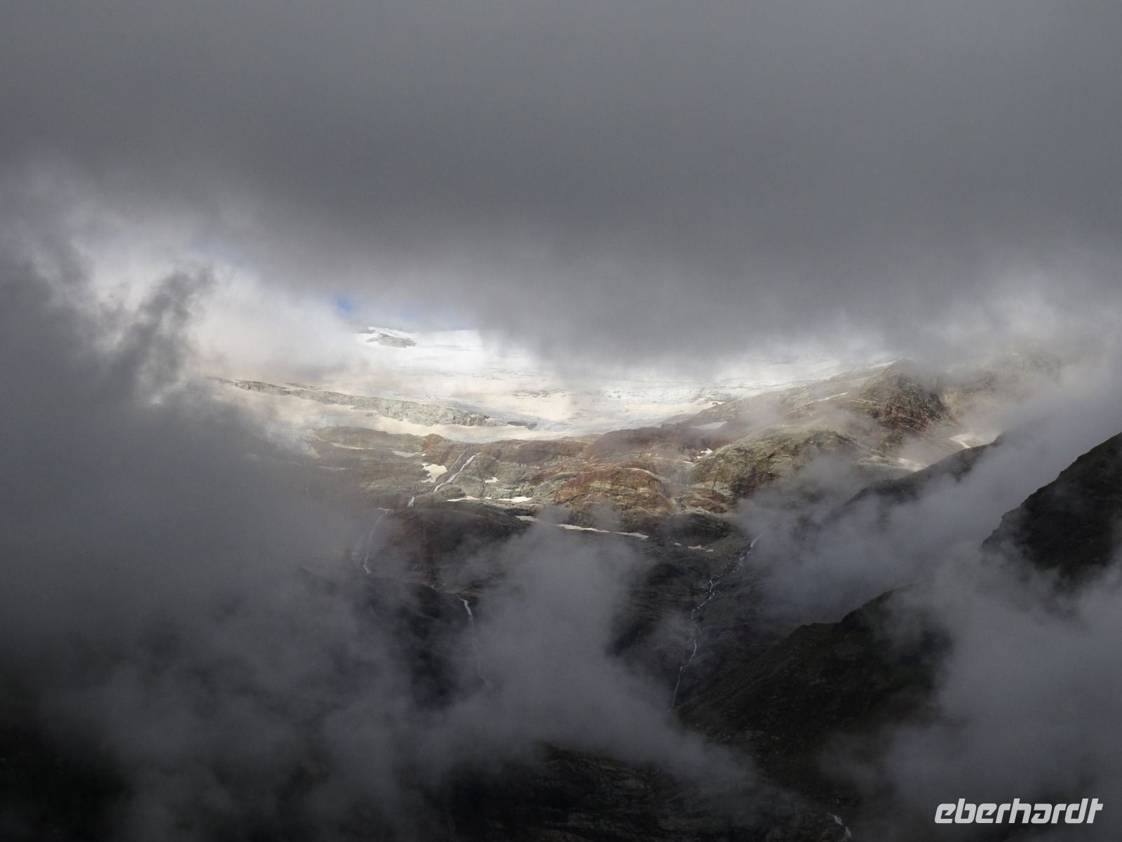 ... mit seltenem Blick durch die Wolken...