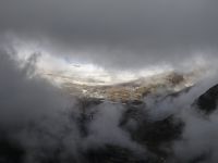 ... mit seltenem Blick durch die Wolken...