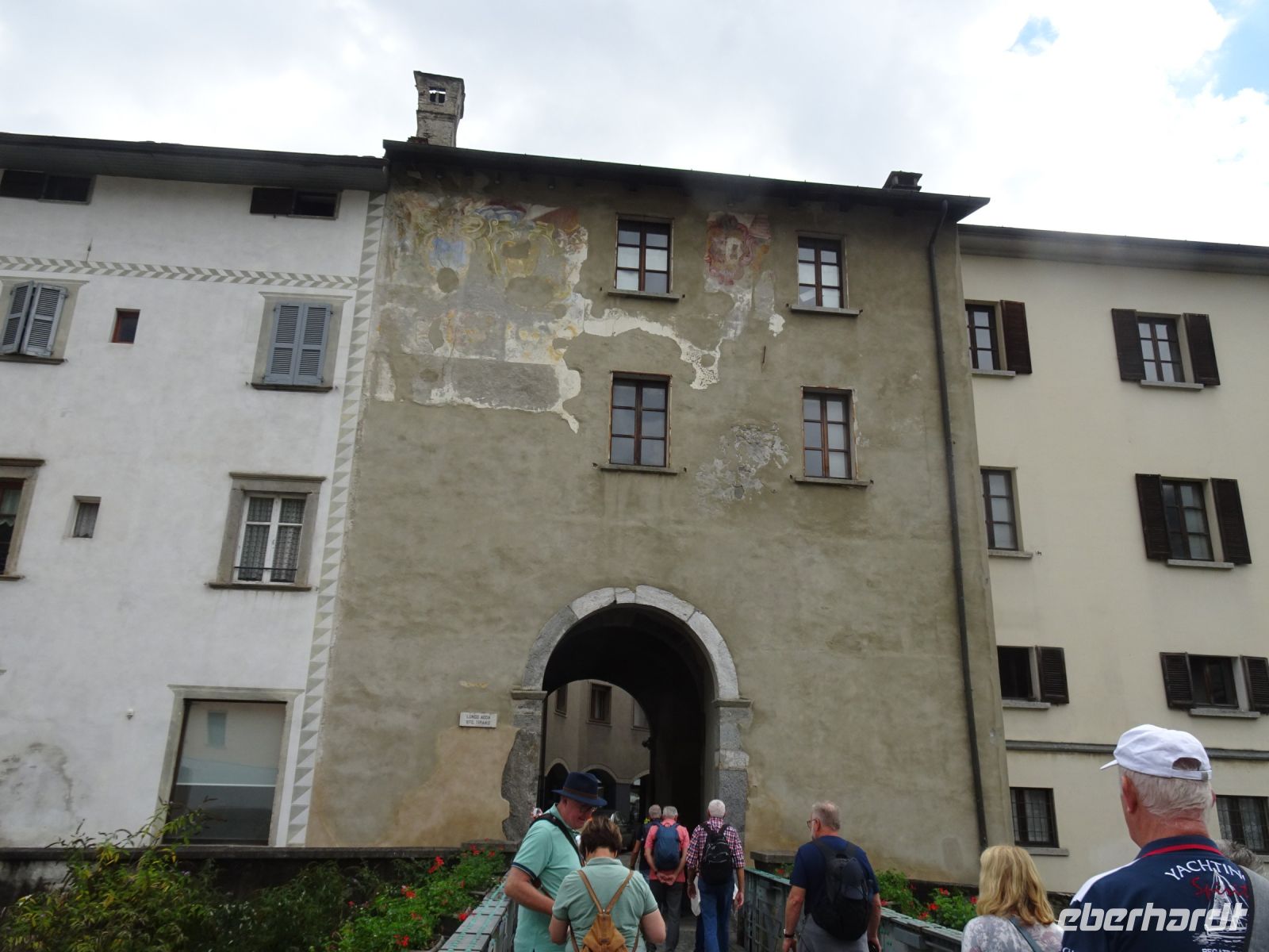 ... mit Puschlaver Tor am Rande der Altstadt...