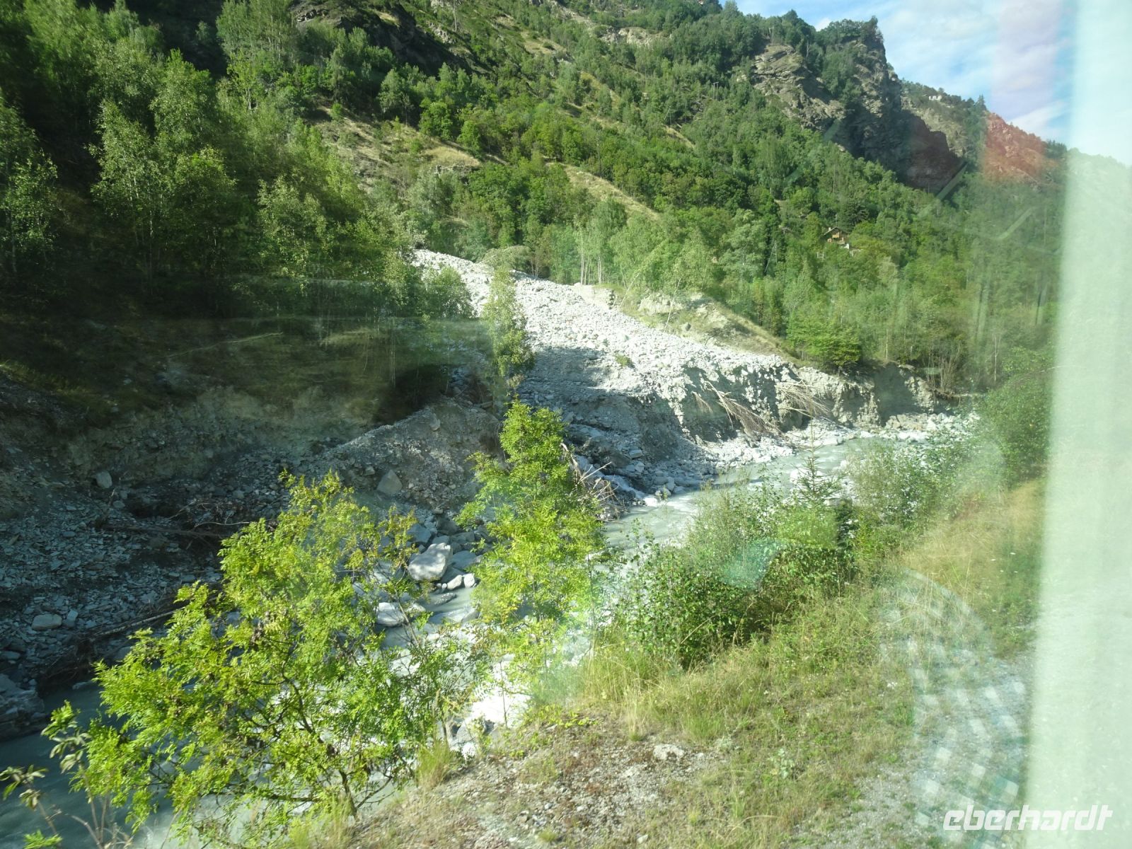 Entlang der jungen Rhone bei der Talstation der Seilbahn zur Bettmeralp - Rutschung