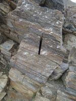 ... auf gerissene Steine...