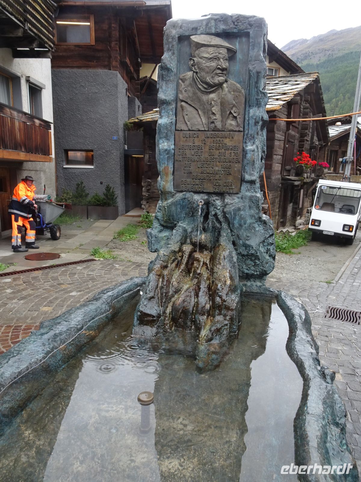 Zermatt, Ortsrundgang, Brunnen zur Erinnerung an ältesten Bergführer