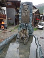 Zermatt, Ortsrundgang, Brunnen zur Erinnerung an ältesten Bergführer