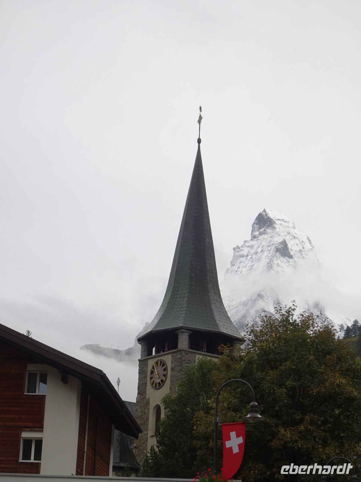Zermatt, Ortskirche mit seltenem Blick zum Matterhorn...