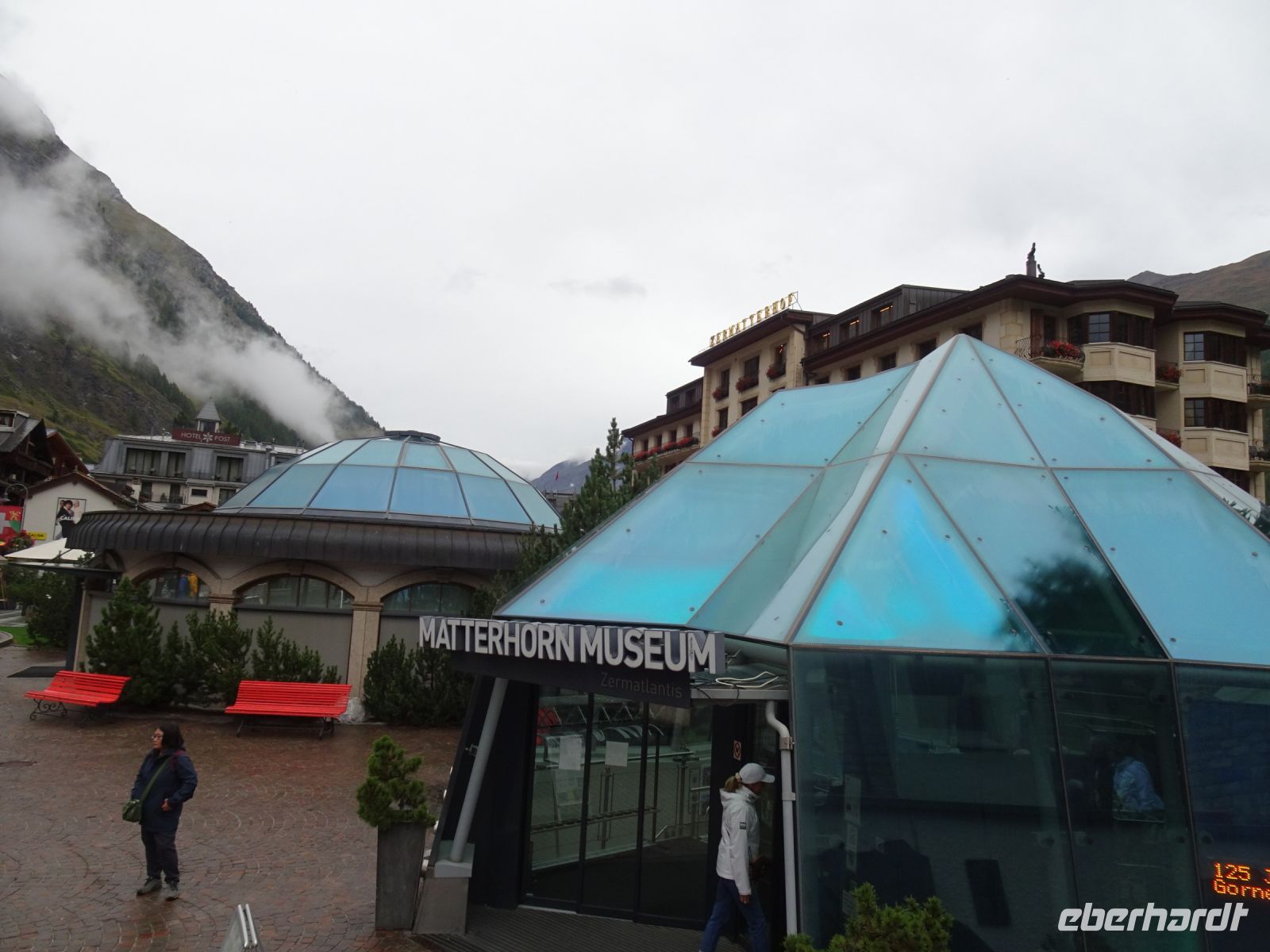 Zermatt, Hauptplatz mit Eingang zum unterirdischen Matterhornmuseum