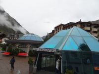 Zermatt, Hauptplatz mit Eingang zum unterirdischen Matterhornmuseum
