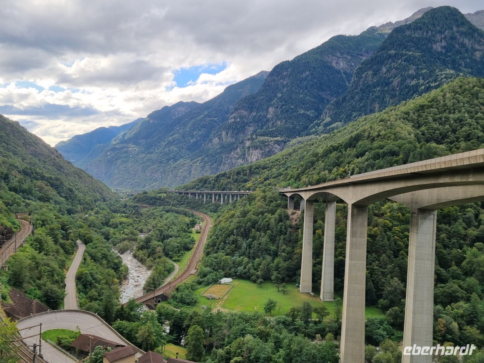 Fahrt mit dem Gotthard Panorama Express von Flüelen nach Bellinzona... (Ticino-Tal)
