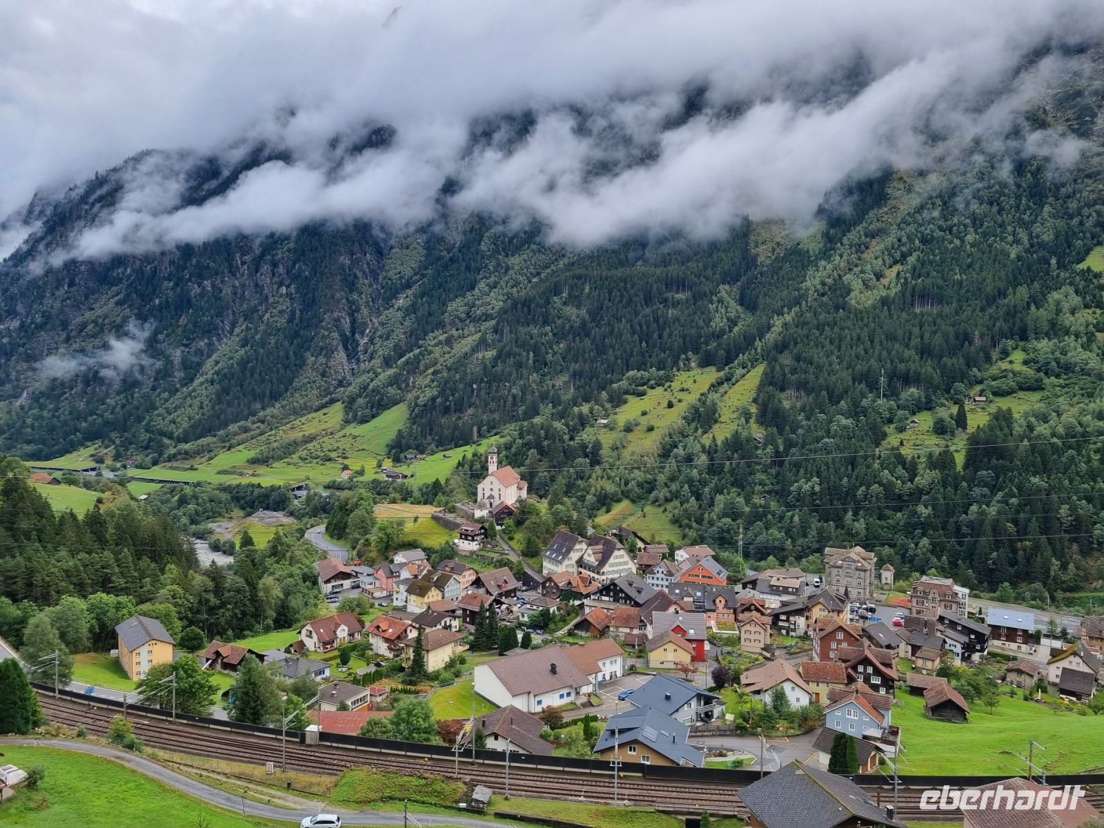 Fahrt mit dem Gotthard Panorama Express von Lugano nach Flüelen... (Kirche von Wassen)