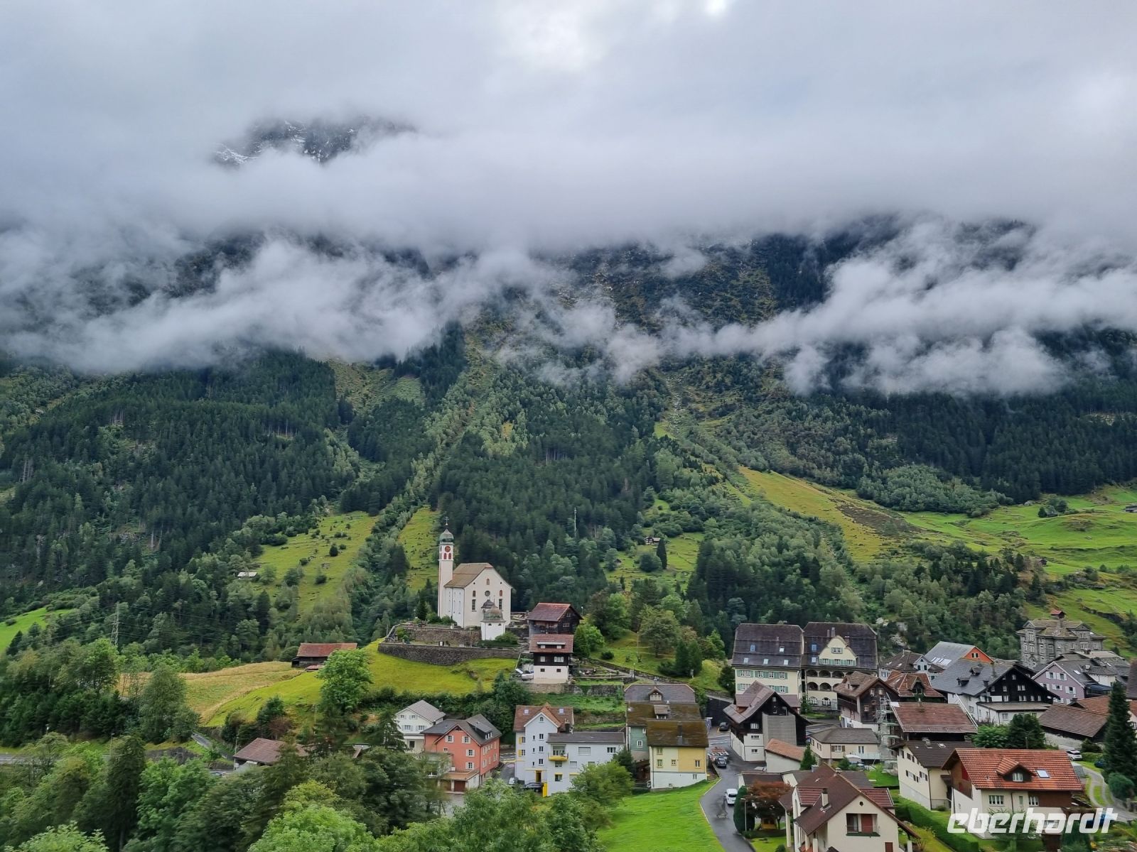 Fahrt mit dem Gotthard Panorama Express von Lugano nach Flüelen... (Kirche von Wassen)