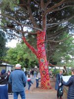 086 Montreux Uferpromenade - Kunstobjekt Bäume sind mit Häkelarbeiten geschmückt