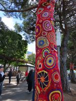 087 Montreux Uferpromenade - Kunstobjekt Bäume sind mit Häkelarbeiten geschmückt