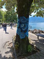 091 Montreux Uferpromenade - Kunstobjekt Bäume sind mit Häkelarbeiten geschmückt