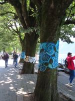 096 Montreux Uferpromenade - Kunstobjekt Bäume sind mit Häkelarbeiten geschmückt