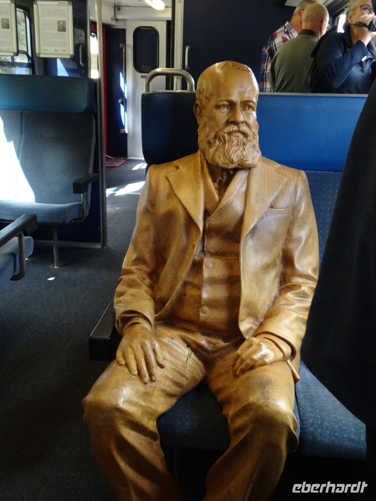 ... mit geschnitztem Alfred Escher, dem Initiator des Gotthardprojektes...