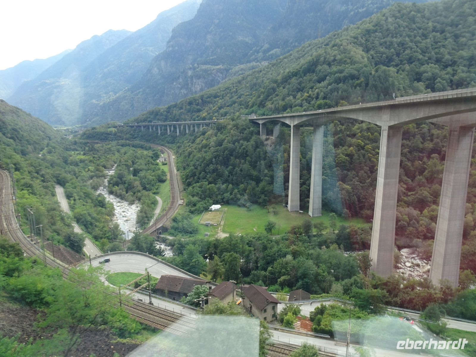 Abfahrt nach Bellinzona, ingenieurtechnische Meisterleistungen für Straße und Schiene...