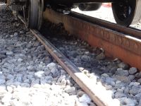 ...Blick drunter mit Zahnschiene und Zahnrad...