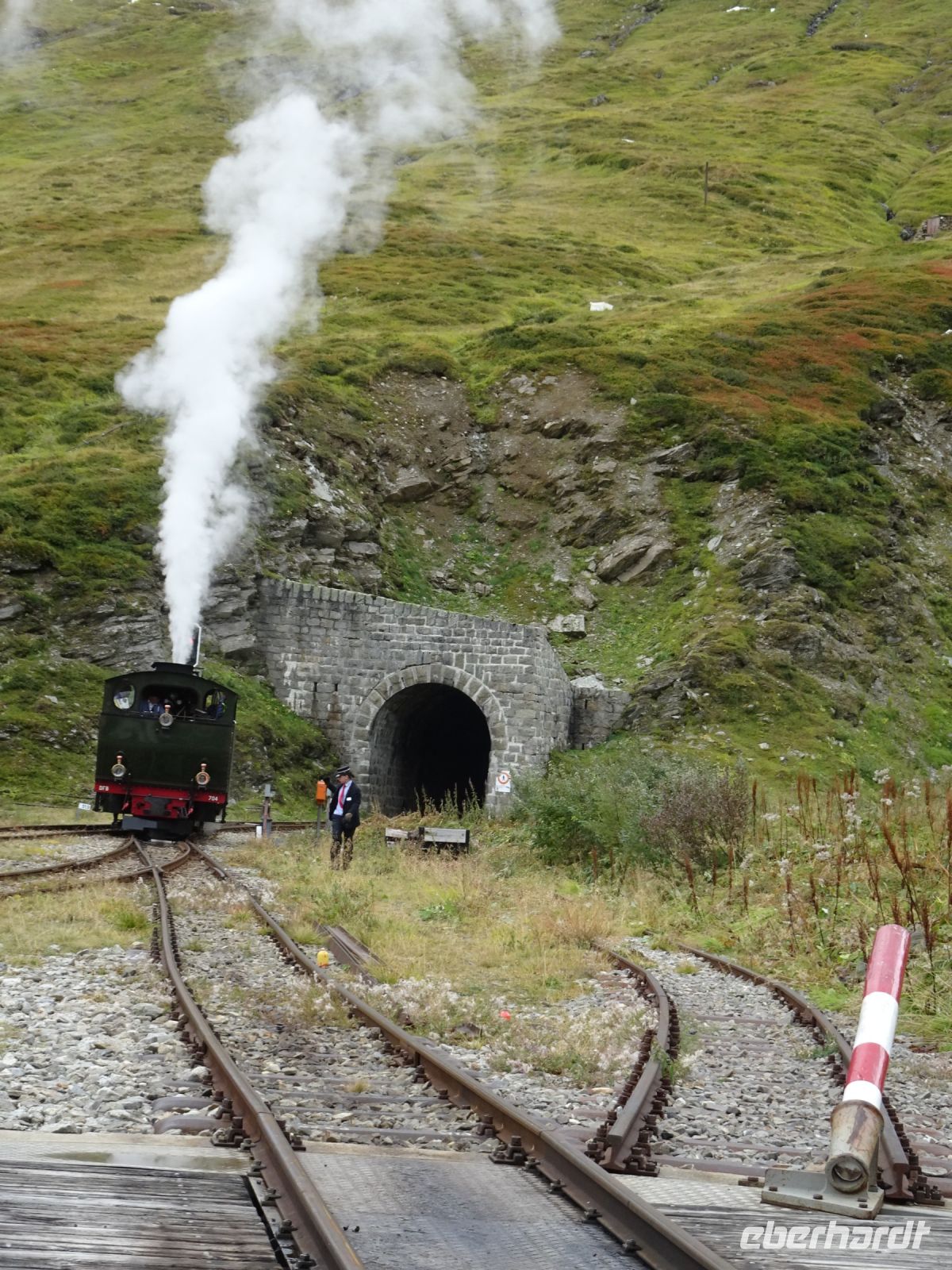 Wendemanöver der Lok auf der Furka-Bergstation...