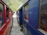 Begegnung zweier Veteranen vor dem Furka-Bergtunnel