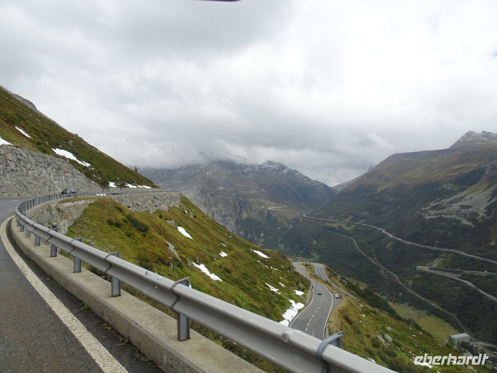 Fahrt zum Grimselpass mit Blick auf das Tal der jungen Rhone