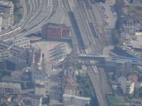 ... mit dem Bahnhof und seinem komplizierten Schienensystem ...