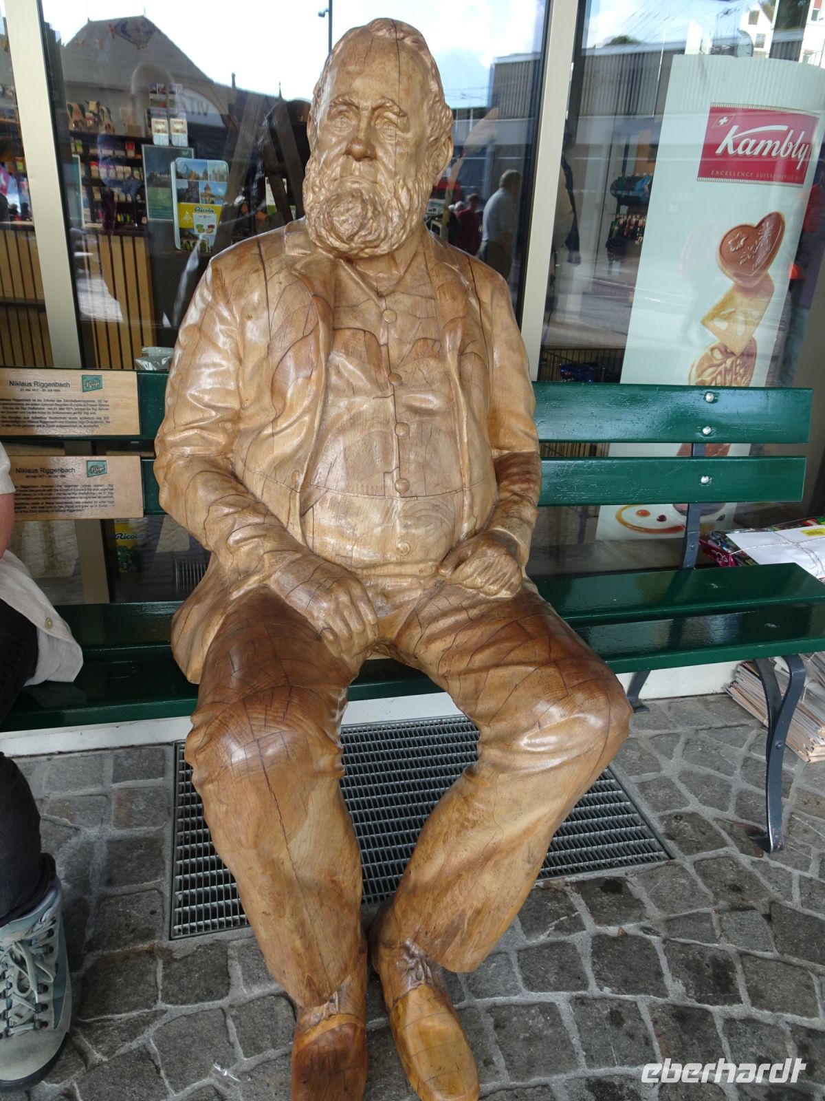 ... Herr Riggenbach wartet an der Station Vitznau ... 