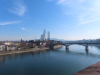 023 Basel Stadtführung - Blick von den Münsterterrassen zur Wettsteinbrücke und den Roche Towern