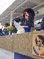 229 Basler Fasnacht - Cortège - Räppeli werden geworfen